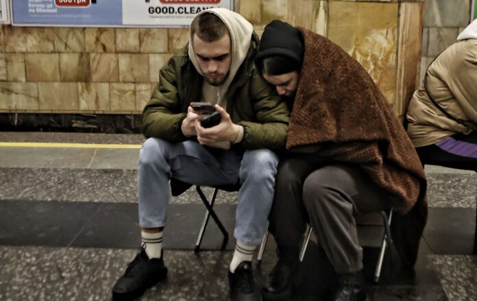 _trivoga_ukrittya_metro_kiyiv_telefon__zv_yazok_osin_2024_gettyimages_2184509213_5838671a1f00fddb644fd55d89d4841e_1300x820
