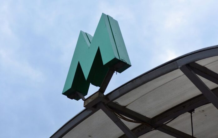 _metro_znak_m_gettyimages_2171457643__1__f0a11941154e7edfc20a7163d4663666_1300x820